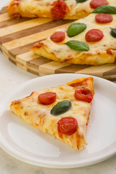 Taze pizza margherita — Stok fotoğraf