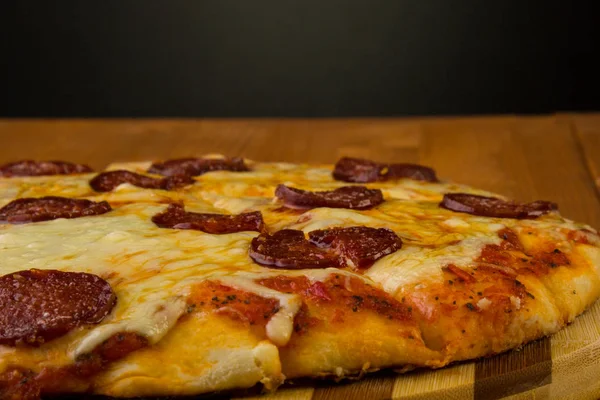 Pizza de pepperoni fresco — Fotografia de Stock