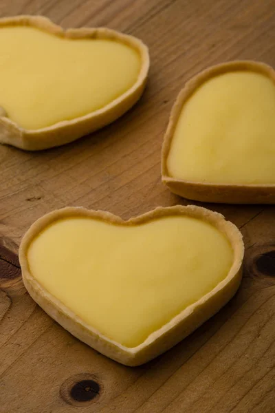 Ванильный пирог в форме сердца — стоковое фото