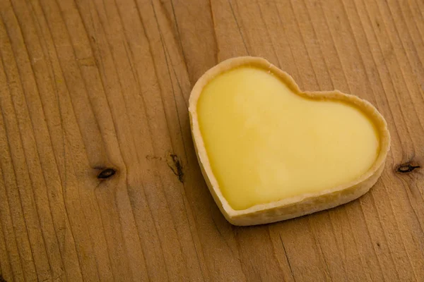 Ванильный пирог в форме сердца — стоковое фото