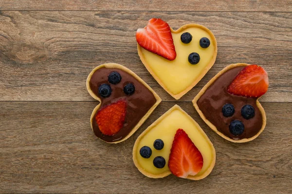 Heart shape vanilla and chocolate tart — Stock Photo, Image