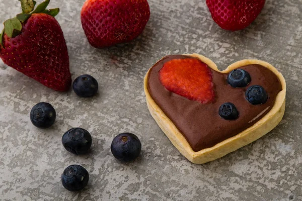 Шоколадный пирог в форме сердца — стоковое фото