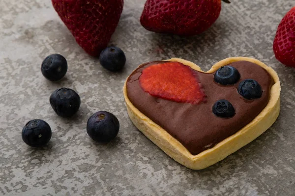 Шоколадный пирог в форме сердца — стоковое фото