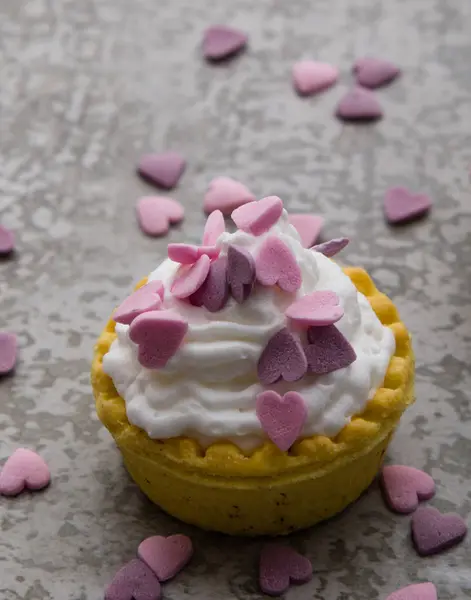 Mini tart with pink hearts — Stock Photo, Image