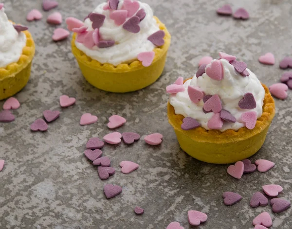 Mini tart with pink hearts — Stock Photo, Image