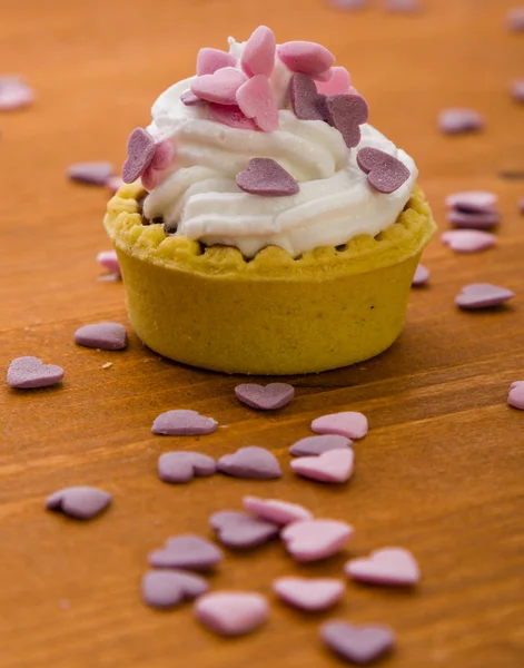 Mini tart with pink hearts — Stock Photo, Image