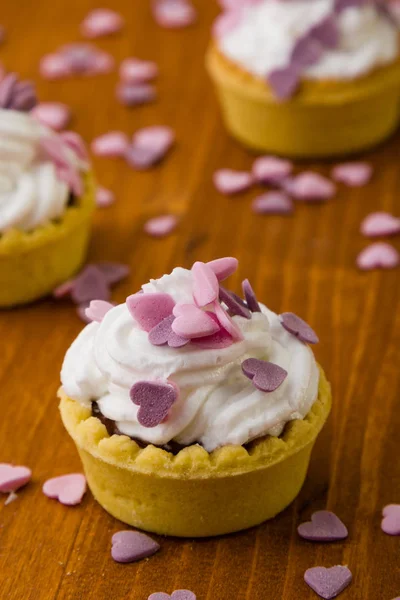 Mini tart with pink hearts — Stock Photo, Image
