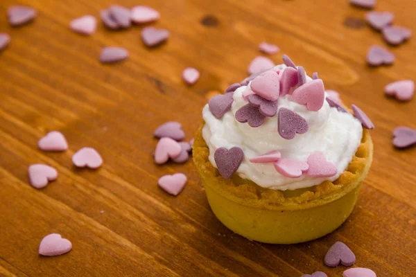 Mini tart with pink hearts — Stock Photo, Image