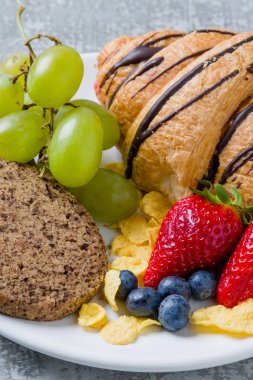 meyve ile kahvaltı tabağı