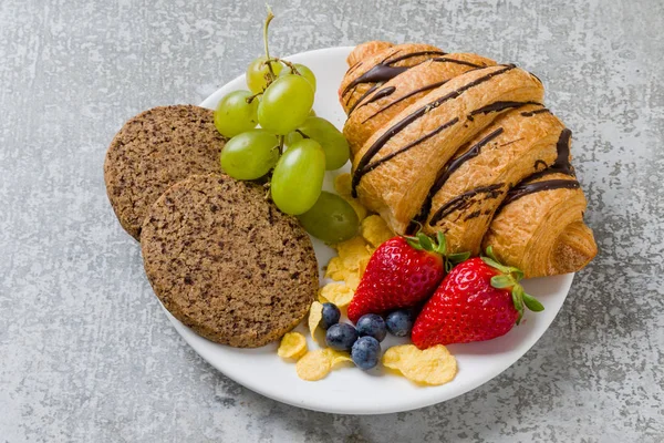 과일로 아침 식사 접시 — 스톡 사진