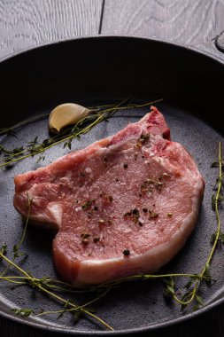 çiğ domuz pirzolası tavada