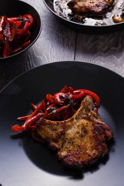 Pan kızarmış domuz eti biber ile