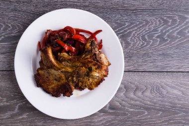 Pan kızarmış domuz eti biber ile