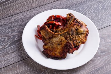 Pan kızarmış domuz eti biber ile