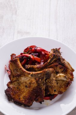 Pan kızarmış domuz eti biber ile