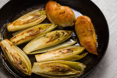 kızarmış tavuk ve hindiba soslu