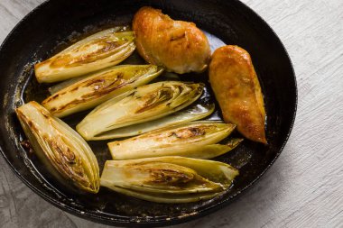 kızarmış tavuk ve hindiba soslu