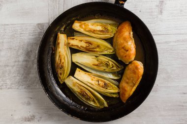 kızarmış tavuk ve hindiba soslu