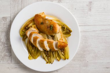 kızarmış tavuk ve hindiba soslu