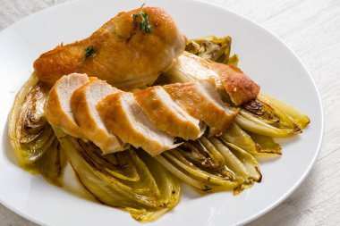 kızarmış tavuk ve hindiba soslu