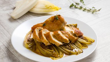 kızarmış tavuk ve hindiba soslu