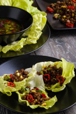 Chilli sığır eti marul sarar