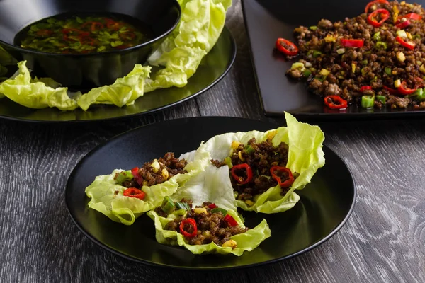Chilli sığır eti marul sarar