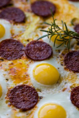 bıldırcın yumurtası tavada