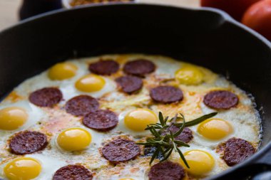 bıldırcın yumurtası tavada