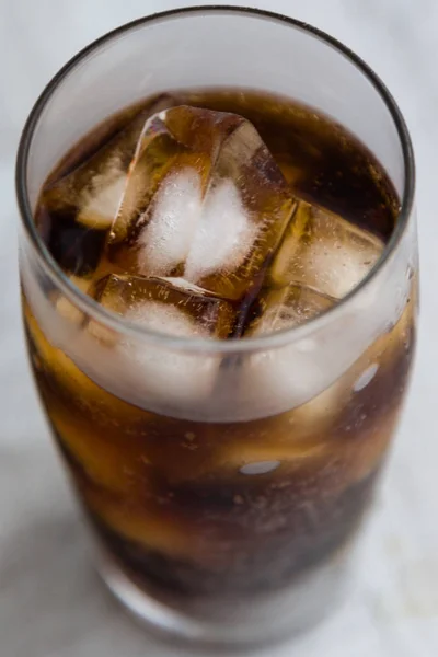 Cola con cubitos de hielo — Foto de Stock