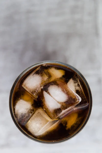 Cola con cubitos de hielo — Foto de Stock