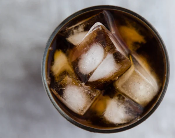 Cola con cubitos de hielo — Foto de Stock
