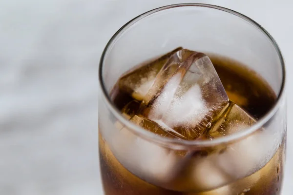 Cola con cubitos de hielo — Foto de Stock