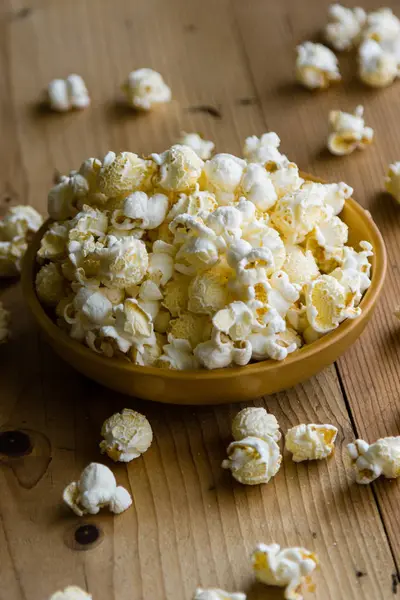 Ahşap kase patlamış mısır