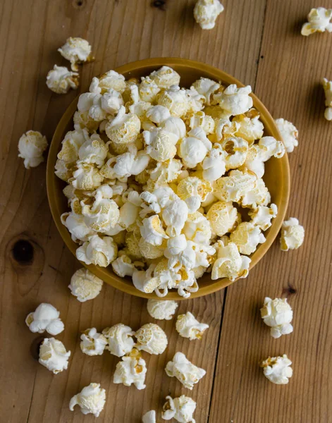 Ahşap kase patlamış mısır