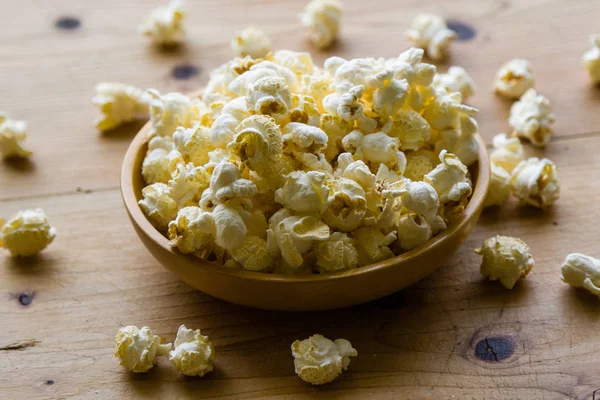 Ahşap kase patlamış mısır