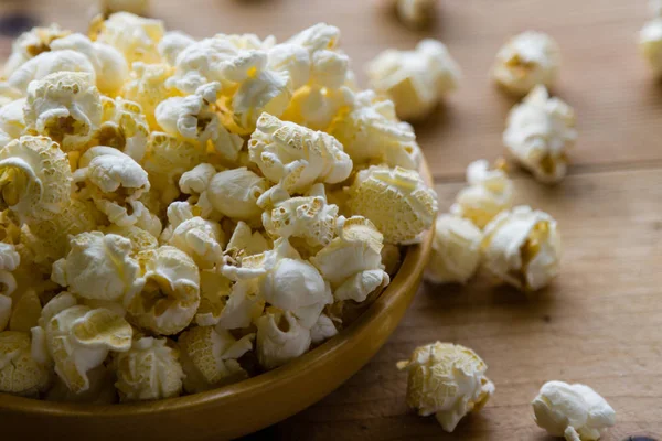 Ahşap kase patlamış mısır