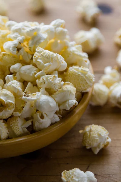 Ahşap kase patlamış mısır