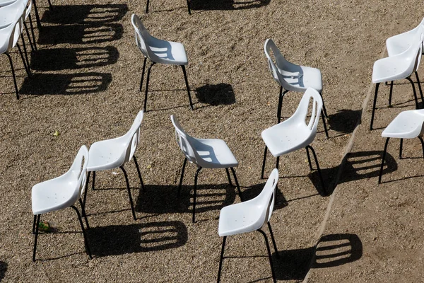 Niet geregeld witte stoelen — Stockfoto