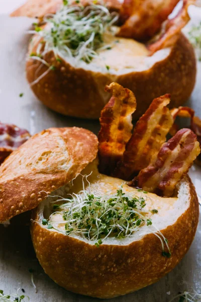 Суп в миске с хлебом — стоковое фото