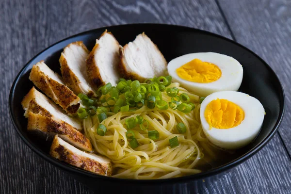 ボウルに黒ラーメン — ストック写真