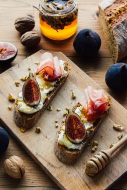 rustik incir bruschetta