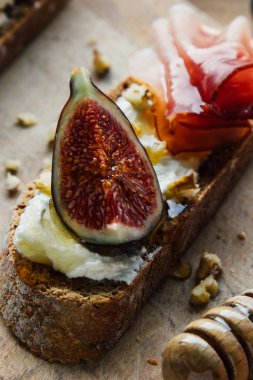 rustik incir bruschetta