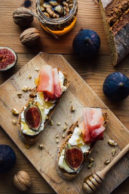 rustik incir bruschetta