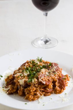 Chorizo risotto ile domates