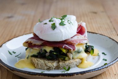 rustik yumurta benedict