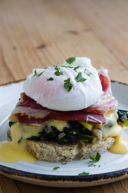 rustik yumurta benedict