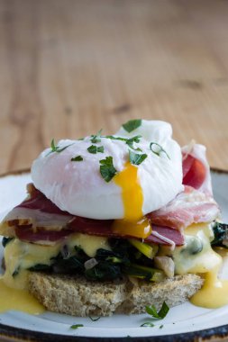 rustik yumurta benedict