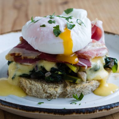 rustik yumurta benedict