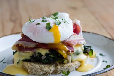 rustik yumurta benedict